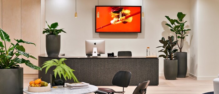 Monitor del display professionale di Philips presso la reception di un ufficio