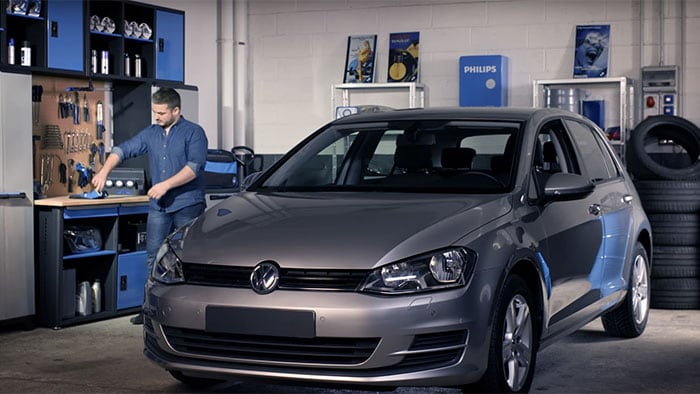 Come sostituire le lampadine per fari auto della Volkswagen Golf VII