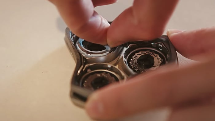 Come sostituire le testine di rasatura del rasoio S9000