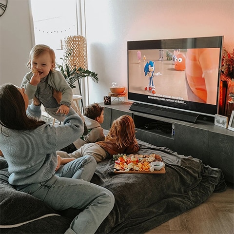 Famiglia che guarda la TV Ambilight