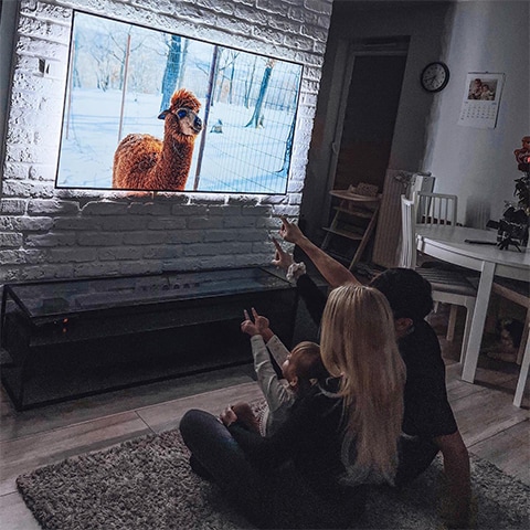 Coppia che guarda la TV Ambilight