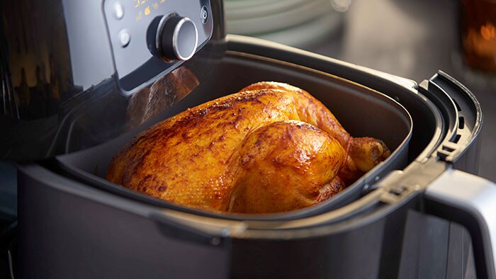 Philips Airfryer XXL HD9652 in uso con pollo arrosto