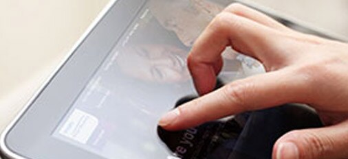 una mano che tocca un tablet